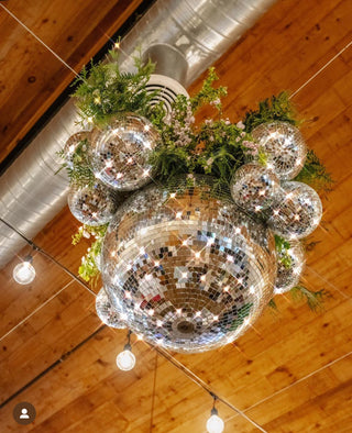 Edible flower decoration for gourmet events